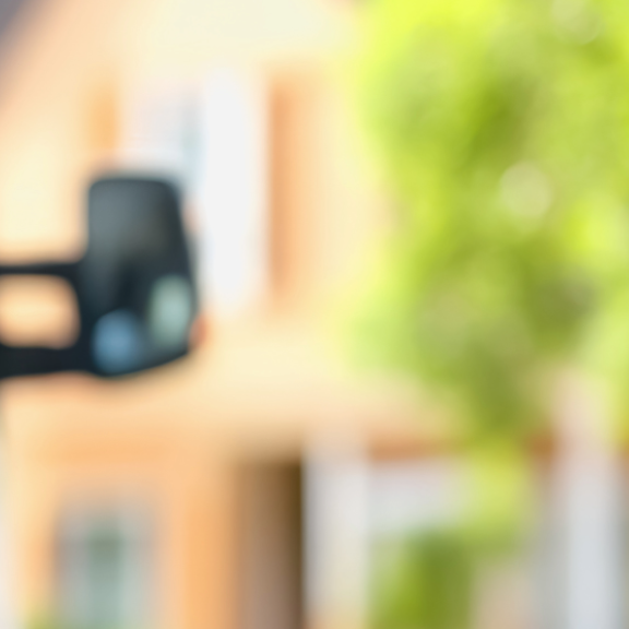 Ein Umzugswagen der Firma Dachser & Kolb mit gestapelten Umzugskartons, bereit für einen Umzug oder eine Möbellogistik.