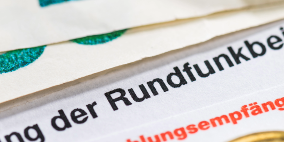 Rundfunkbeitrag, Euro-Scheine und Münzen. Finanzen und Gebühren.