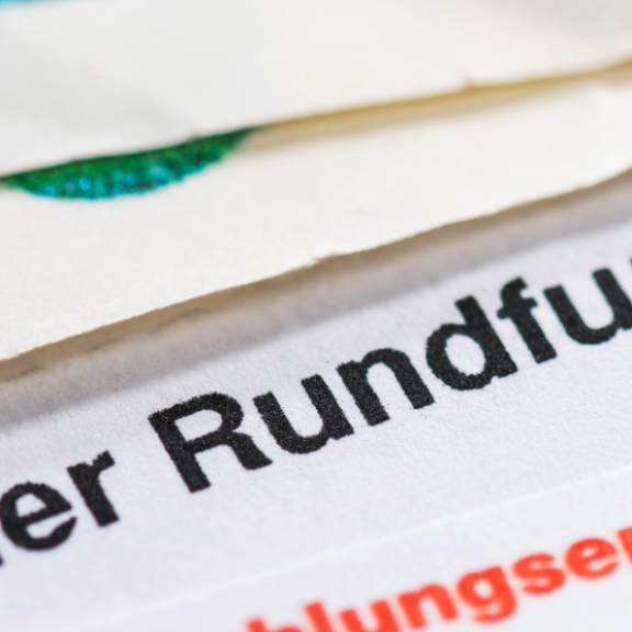 Rundfunkbeitrag, Euro-Scheine und Münzen. Finanzen und Gebühren.