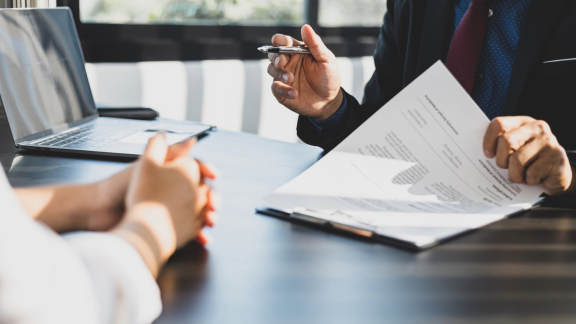 Vertrag unterschreiben und Schlüsselübergabe im Rahmen eines Relocation Services für Expats.