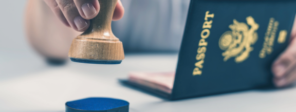 Einreisestempel auf einem Pass – Auswandern nach Japan: Wichtige Einreisebestimmungen beachten.