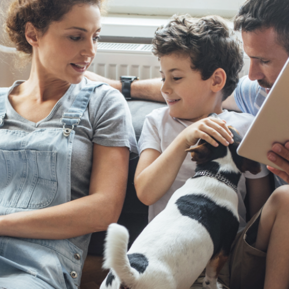 Family with child and dog planning the move – logistics and equipment for a stress-free relocation.