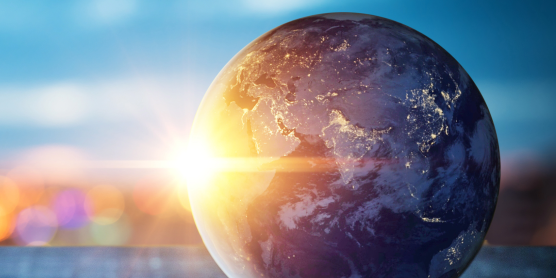 Weltkugel bei Sonnenaufgang – Symbolbild für die beliebtesten Auswanderziele weltweit