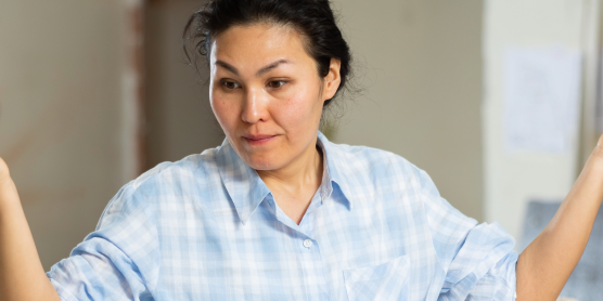 Gestresste Frau zuckt mit den Schultern. Stressmanagement während des Umzugs, Unsicherheit,