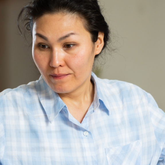 Gestresste Frau zuckt mit den Schultern. Stressmanagement während des Umzugs, Unsicherheit,