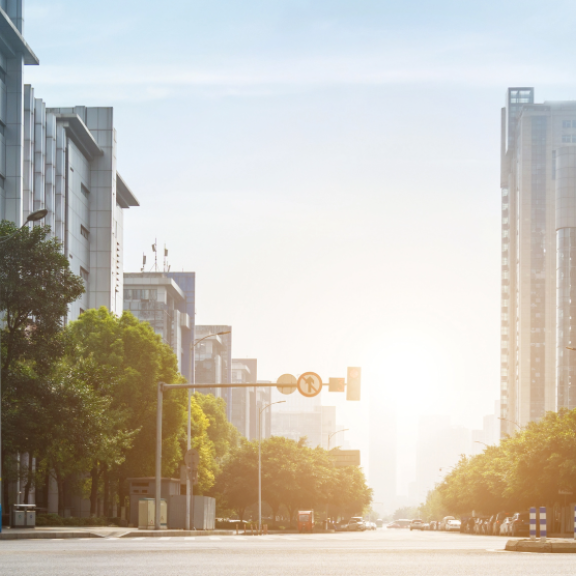 Sonnenaufgang in einer Großstadt mit moderner Infrastruktur – Symbolbild für barrierefreie Umzüge in Metropolen