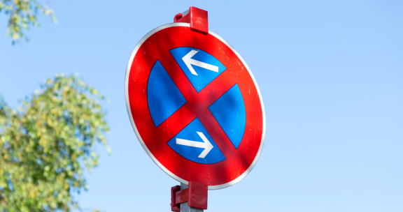 Parkverbotsschild mit Richtungspfeilen – wichtig für barrierefreie und organisierte Umzüge in Metropolen