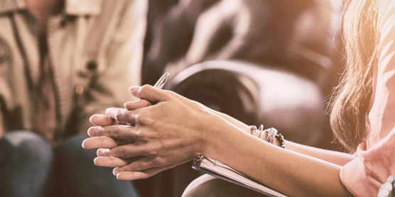 Zwei Frauen im Gespräch auf einem Ledersofa – psychologische Beratung zum Thema Umzugspsychologie.