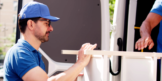 Umzugshelfer laden Möbel in Transporter – richtige Entsorgung und Recycling beim Umzug beachten