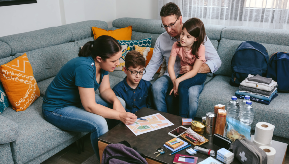Familie plant Umzug mit Notfallausrüstung – richtige Entsorgung und Recycling beim Umzug frühzeitig bedenken