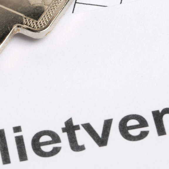 Schlüssel und Mietvertrag auf Tisch – Symbolbild für eine Wohnungsübergabe bei Ein- oder Auszug