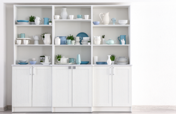 Schrank aufbauen: Weißer Küchenschrank mit offenem Regal, dekorativ eingeräumt mit Geschirr und Deko in Blau und Weiß