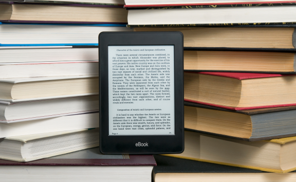 eBook-Reader zwischen Büchern – platzsparende Alternative beim Umzug in eine kleinere Wohnung