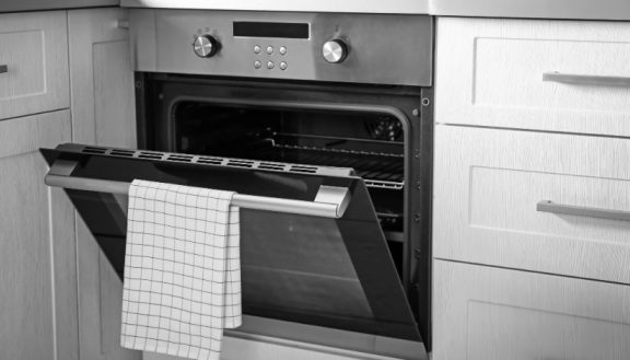Offener Backofen in Küche – alte Elektrogeräte bei Umzug richtig entsorgen und recyceln