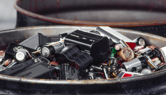 Sammelbehälter mit alten Batterien – richtige Entsorgung und Recycling von Sondermüll beim Umzug nicht vergessen Englisch: