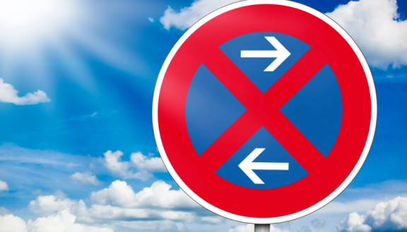 Verkehrszeichen absolutes Halteverbot (Pfeile links/rechts). Info zum Halteverbot beantragen.