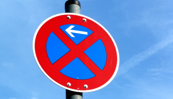 Verkehrszeichen absolutes Halteverbot (Pfeile links). Info zum Halteverbot beantragen.