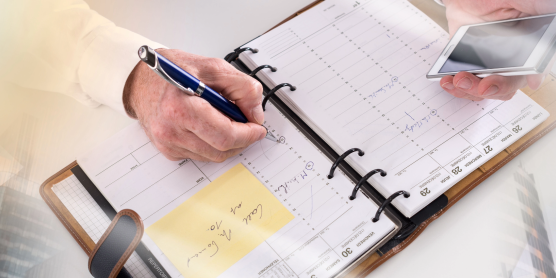 Kalenderplanung mit Smartphone und Notiz – Symbolbild für Sonderurlaub für Umzug und Terminorganisation.