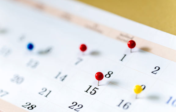 Kalender mit Markierungen und Pins – Symbolbild für die Planung des Umzugsurlaubs und wichtige Termine.