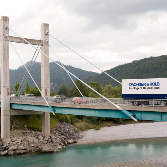 Umzugstransporter von DACHSER & KOLB auf Brücke – günstigen Umzugstransporter mieten für stressfreien Umzug
