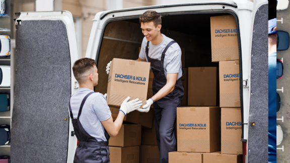 Zwei Umzugshelfer laden Kartons in Umzugstransporter – günstigen Umzugstransporter mieten für stressfreien Umzug