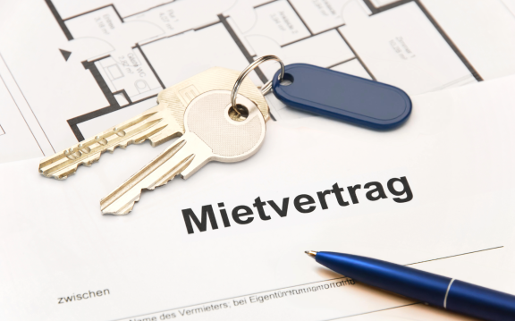 Wohnungsschlüssel und Mietvertrag auf Tisch – wichtige Unterlagen für Tipps zur ersten eigenen Wohnung