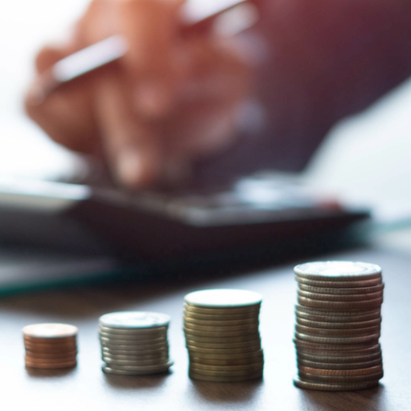 Sparschwein und Münzstapel als Symbol für Spartipps beim Umzug