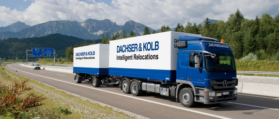 LKW von DACHSER & KOLB auf der Autobahn - Wegstrecke als wesentlicher Kostenfaktor