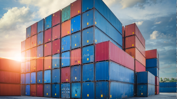 Gestapelte Umzugscontainer