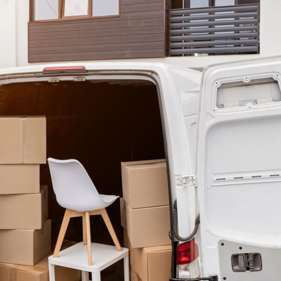 Containerumschlag im Hafen für internationale Umzüge; Shuttle-Service für den Weitertransport denkbar