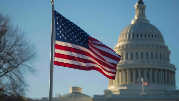Auswandern nach USA – US-Flagge weht vor dem Kapitol in Washington, Symbol für den American Dream