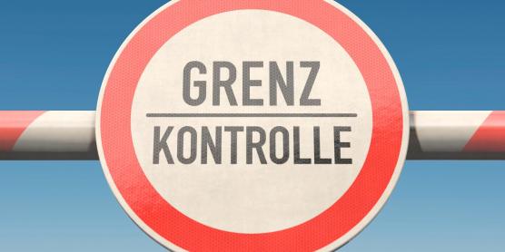 Team bei einer Besprechung mit Whiteboard – Symbolbild für Tipps und Wissen im Umzugs-ABC