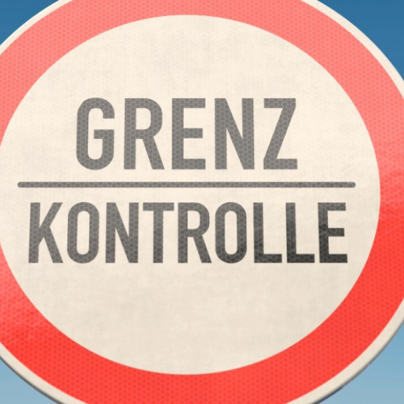 Team bei einer Besprechung mit Whiteboard – Symbolbild für Tipps und Wissen im Umzugs-ABC