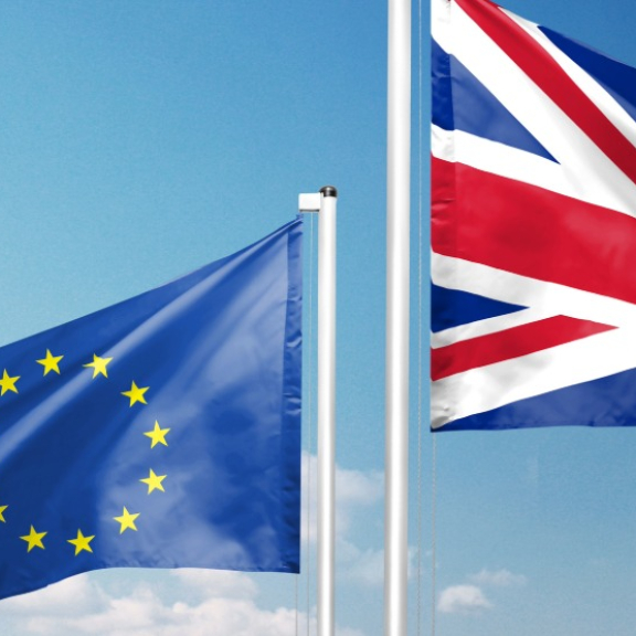 Flaggen der EU und des Vereinigten Königreichs – Symbol für Einreise und Visum United Kingdom